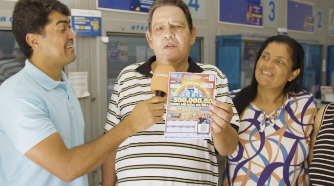 Ganhador Jorge de Ribeir&atilde;o Preto comemorando pr&ecirc;mio do HiperXCAP na lot&eacute;rica